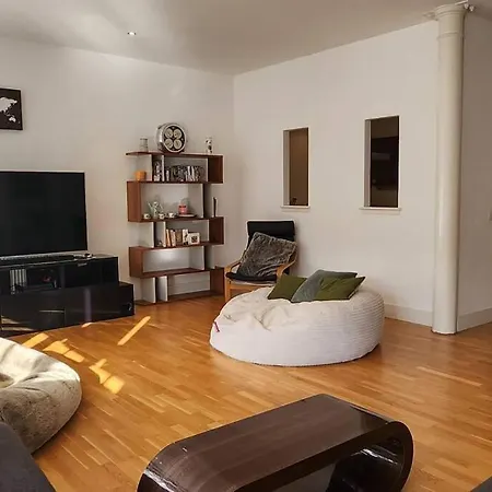 Apartment Spacious 2 Bedroom *