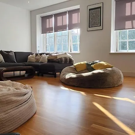 Apartment Spacious 2 Bedroom *