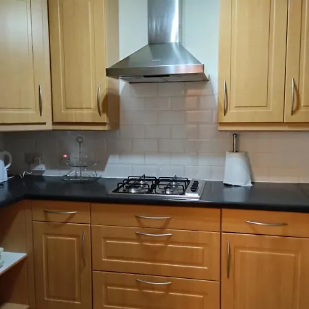 아파트 Lovely 2 Bed Main Door Flat With Free Parking
