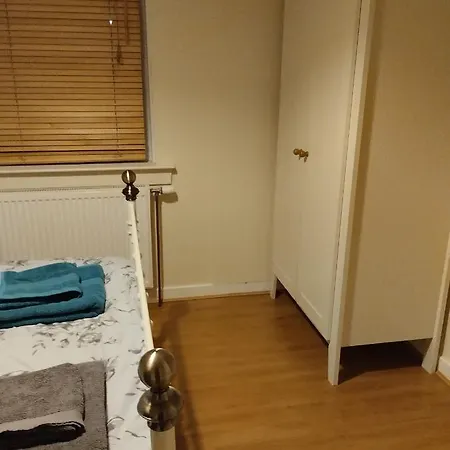 Lovely 2 Bed Main Door Flat With Free Parking 아파트