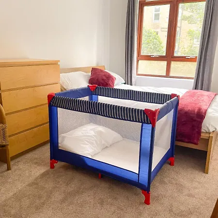 Spacious, And Newly Decorated Edynburg