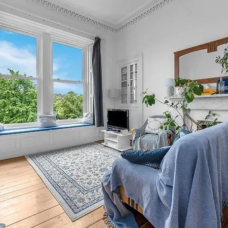 Bright And Spacious Flat Overlooking The Meadows Эдинбург