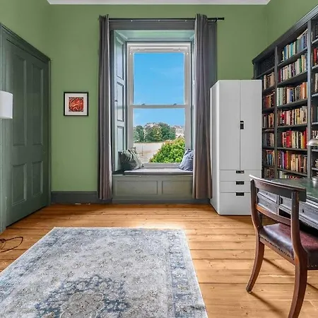 Bright And Spacious Flat Overlooking The Meadows شقة إدنبرة