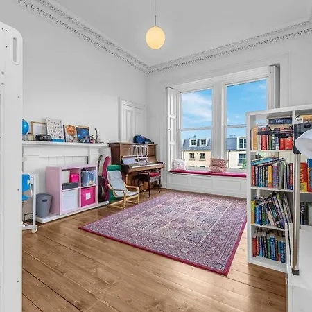 Bright And Spacious Flat Overlooking The Meadows * Эдинбург