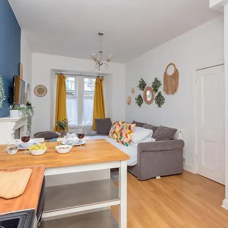Warm 1bed Flat Leith Walk *