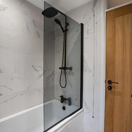 Modern 2bed Apartment-free Parking *