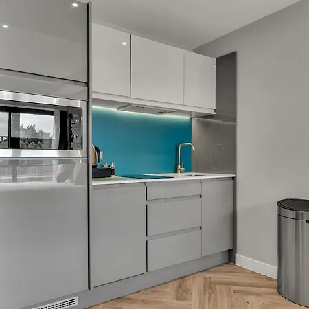 Roomzzz Apartahotel 4*