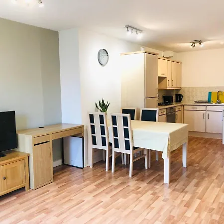 Modern Spacious Retreat Full Fibre Wi-fi & Free Parking Apartment *