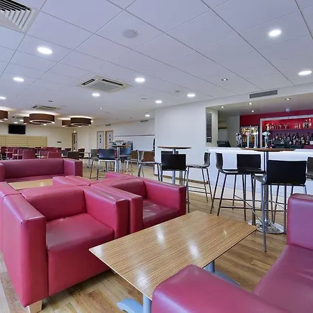 Travelodge Airport מלון