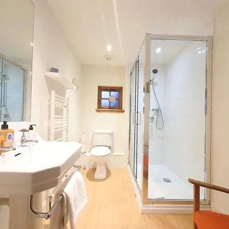 2-bedroom With Parking - Ground Floor Lägenhet *