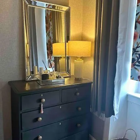 Large 2 Bedroom, Ground Floor Flat, Close To