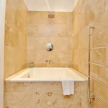 Elegant 3-bedroom Ramsay Garden In Centre Édimbourg