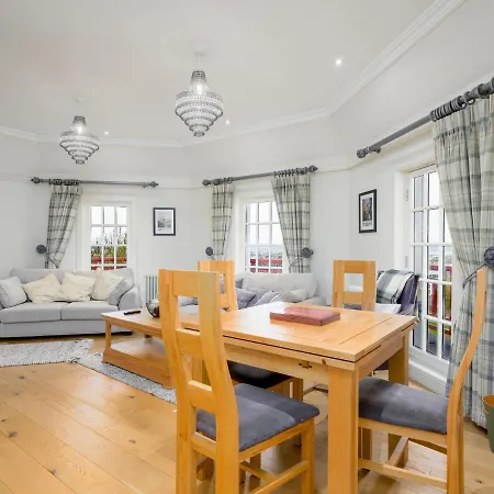 Historic Ramsay Garden Apt With Balcony Views - Pass The Keys Edinburgh