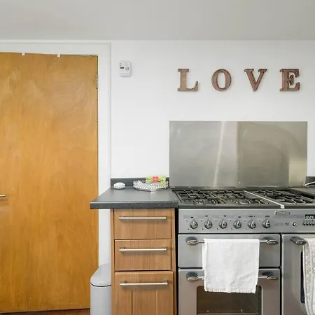 Pass The Keys Cosy Apartment Edinburgh