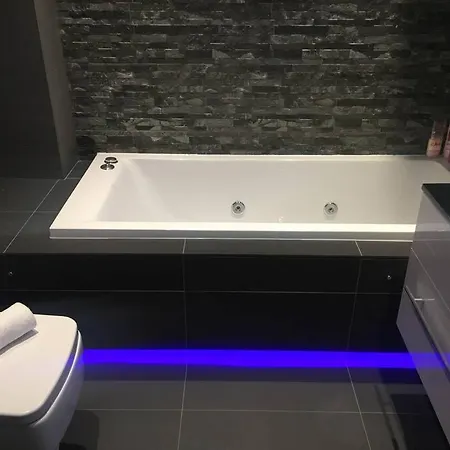 My Waterfront Apartment, Views Over Water Of Leith Apartment