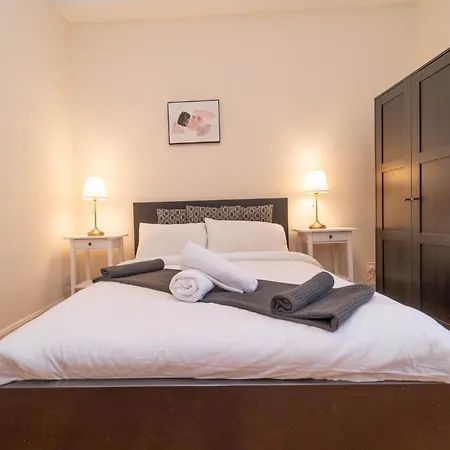 Large Corner * إدنبرة