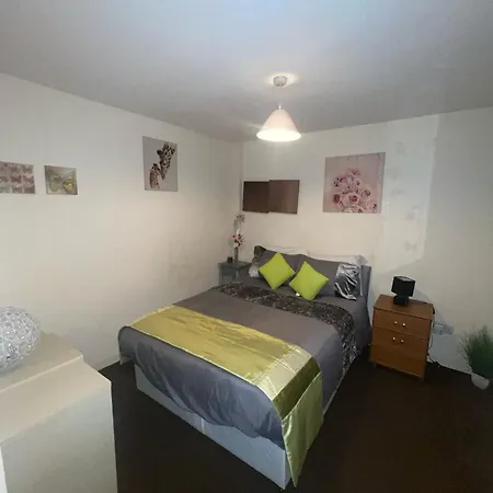 Accommodatie bij particulieren Lovely Double With Private Bathroom And Double With Shared Toilet & Parking Free *