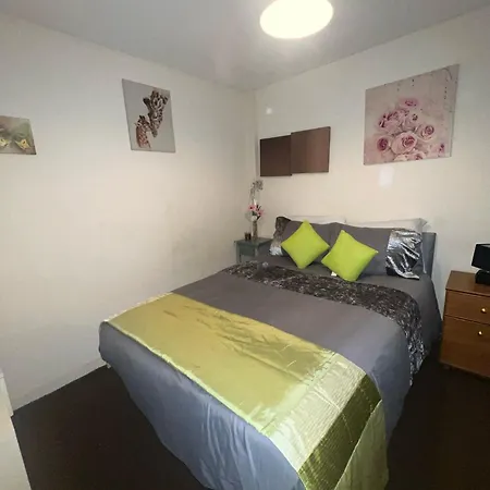 Accommodatie bij particulieren Lovely Double With Private Bathroom And Double With Shared Toilet & Parking Free *