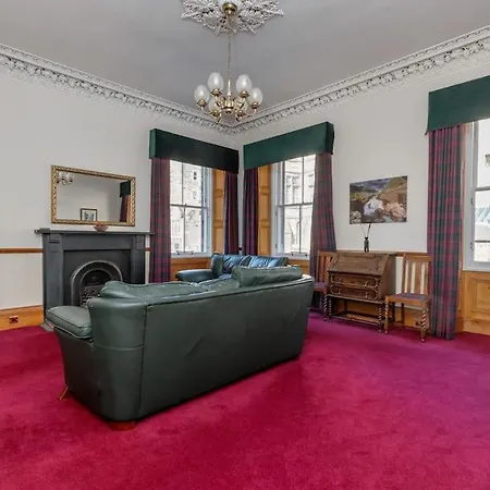 Lovely 2 Bed Flat Located Next To Castle *