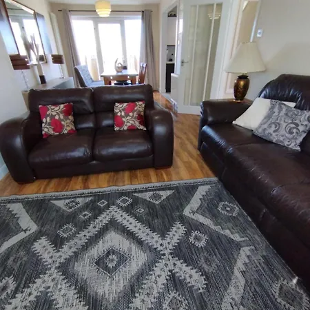 3 Bed House In - Private Parking Edynburg
