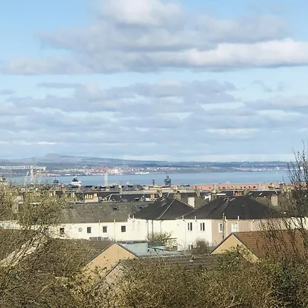 Spacious Near Royal Mile With Free Parking, Lift And Sunny Balcony