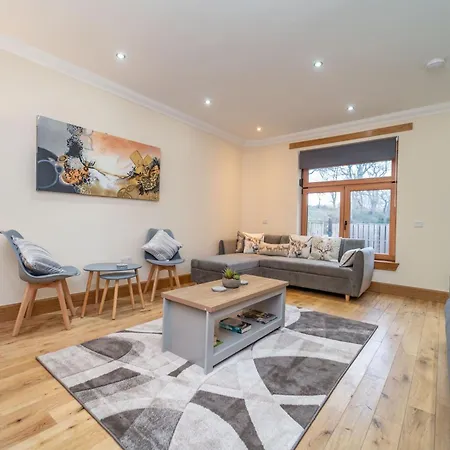 Spacious 3 Bed Townhouse With Parking *