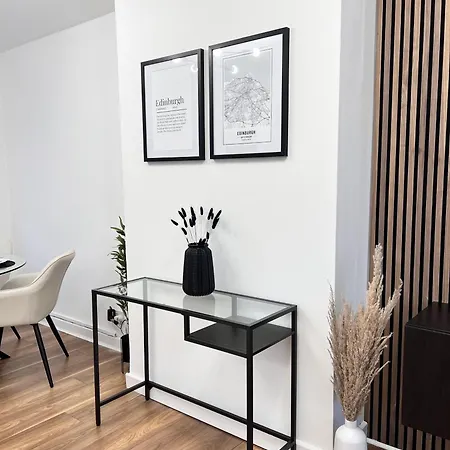 Modern 2 Bedroom In Free Parking Edinburgh