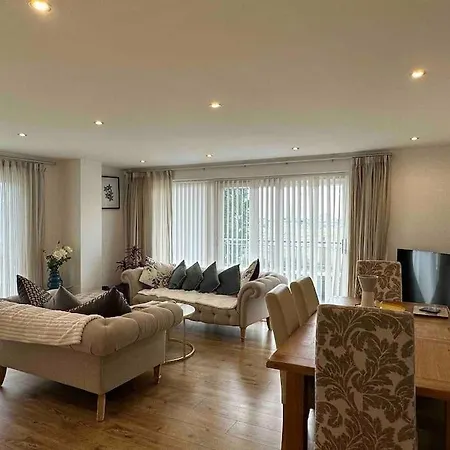 Modern Specious Three Bedroom In Edinburgh