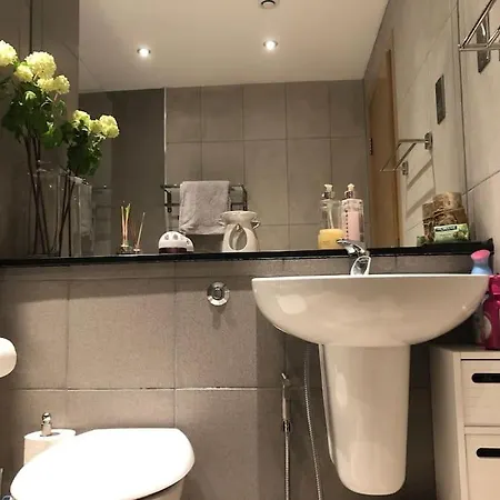 Modern Specious Three Bedroom In * Edinburgh