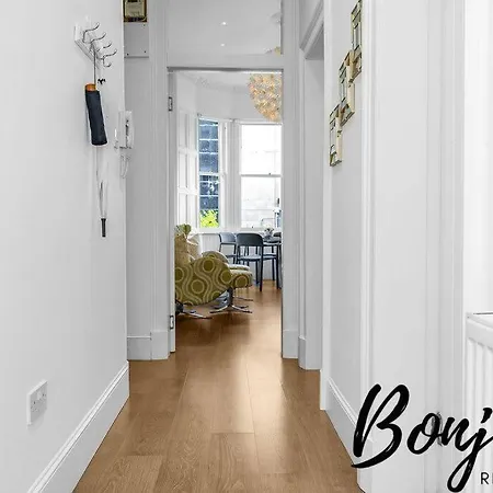 Clichy Ground Floor 1br-1 Ba, Shared Garden Access By Bonjour Residences Edimburgo