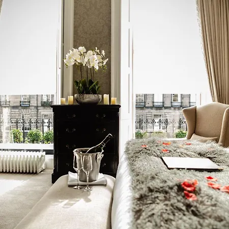 Nira Caledonia Hotel 4*