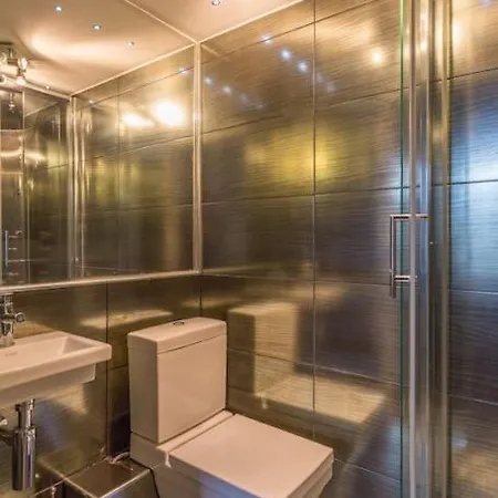 Prime Centre - 4 Bed Penthouse Appartement *