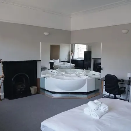 Prime Centre - 4 Bed Penthouse Daire *