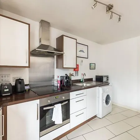 Stunning 1 Bd Flat In Lochend Park With A Patio *