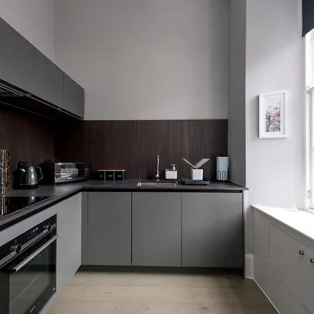 Modern George Street Sleeping 2 *