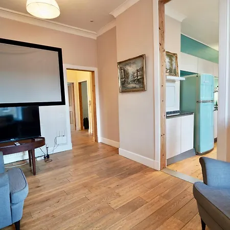 Spacious 2 Bed Next To Royal Mile & Waverley *