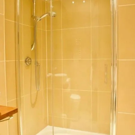 Apartament Arthur St - Spacious 3br House W Parking In Leith