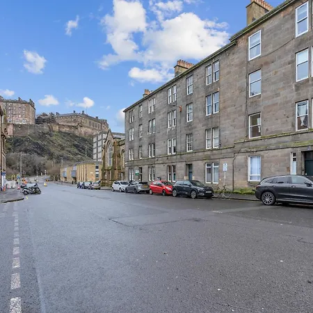 Cosy Modern Centre Flat Edinburgh