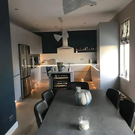 Ultra Stylish Furnished In Prázdninový dům *