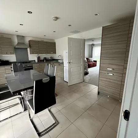 Beautiful 4-bedroom House With Private Garden & Parking