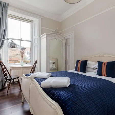 Stylish Victorian Apartment's Close To The Botanical Gardens, Free Parking! *