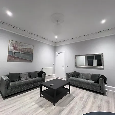 Lovely 4 Bedroom 2nd Floor Walk Up * Edinburgh