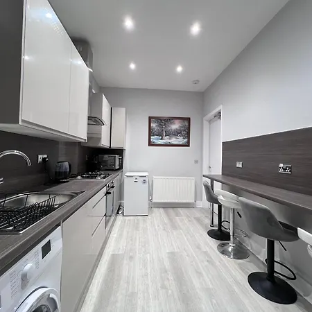 Lovely 4 Bedroom 2nd Floor Walk Up