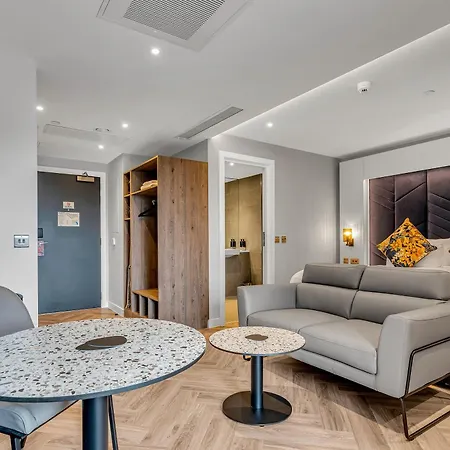 Aparthotel Roomzzz *