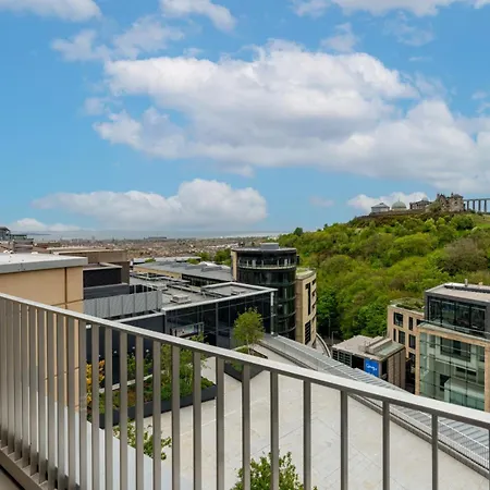 Roomzzz Apartahotel 4*