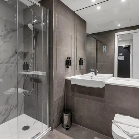 Roomzzz Apartahotel 4*