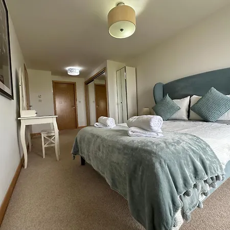 Modern Specious Three Bedroom In Apartment *
