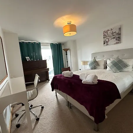 Modern Specious Three Bedroom In Edinburgh