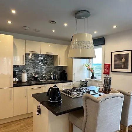 Modern Specious Three Bedroom In Apartment *
