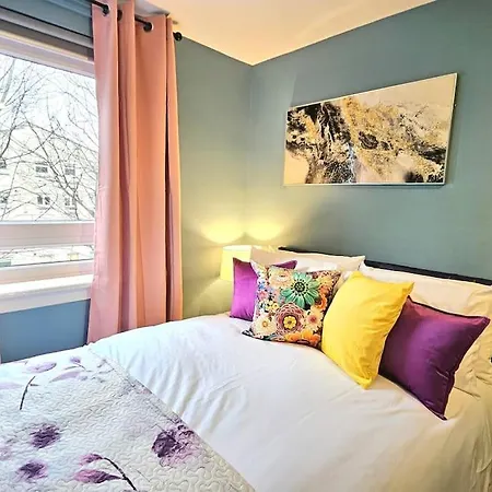 Lovely 3 Bedroom By Sensational Short Lets & Service With 6 Beds 아파트